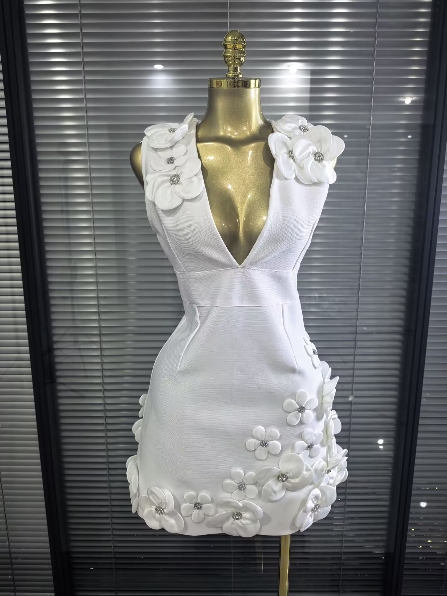 Noir blanc femmes sans manches Sexy col en v fleurs moulante Mini robe de pansement discothèque fête célébrer tenue de Cocktail robes