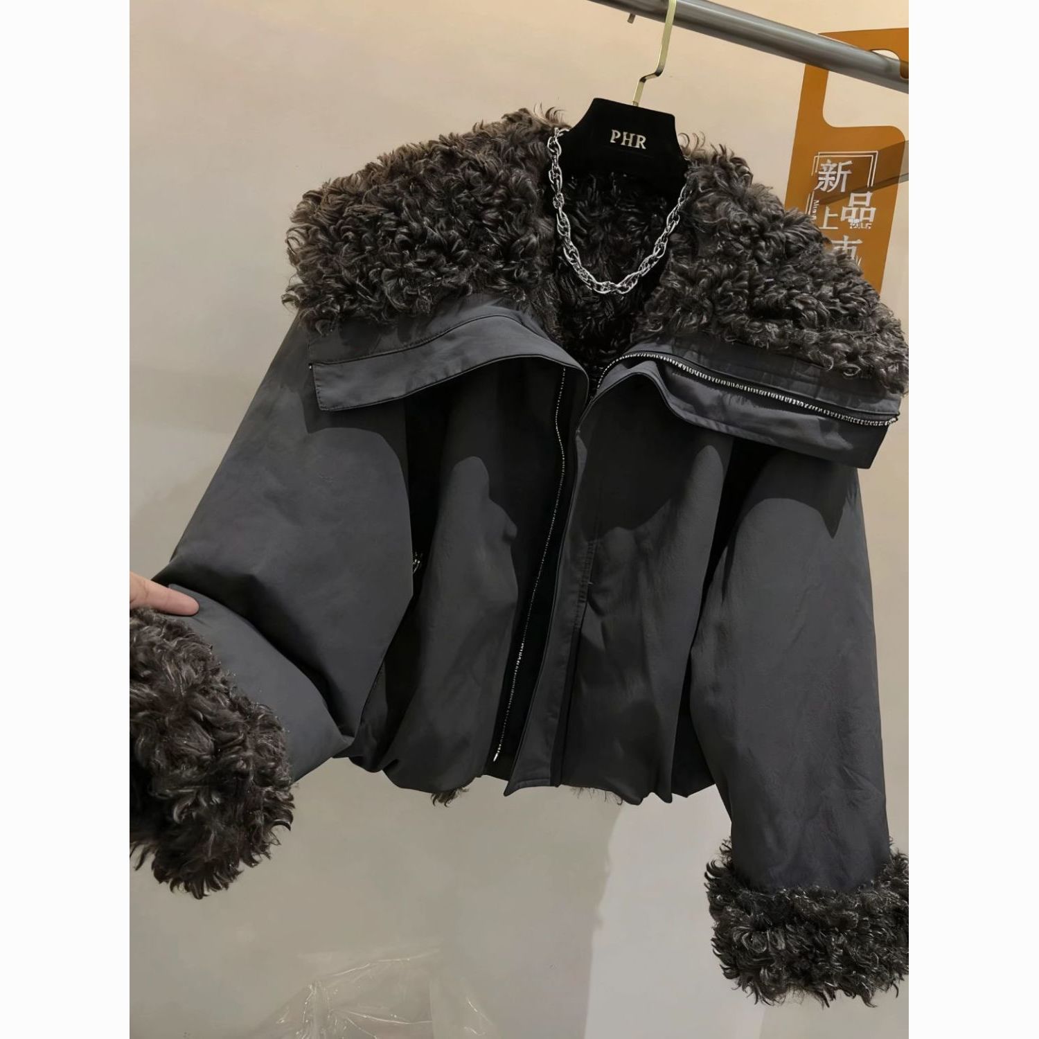 Manteau d'hiver en peluche et épaissi, nouveau design avec grand col en fourrure d'agneau, veste en coton pour femmes, parka courte, vêtements d'extérieur beige