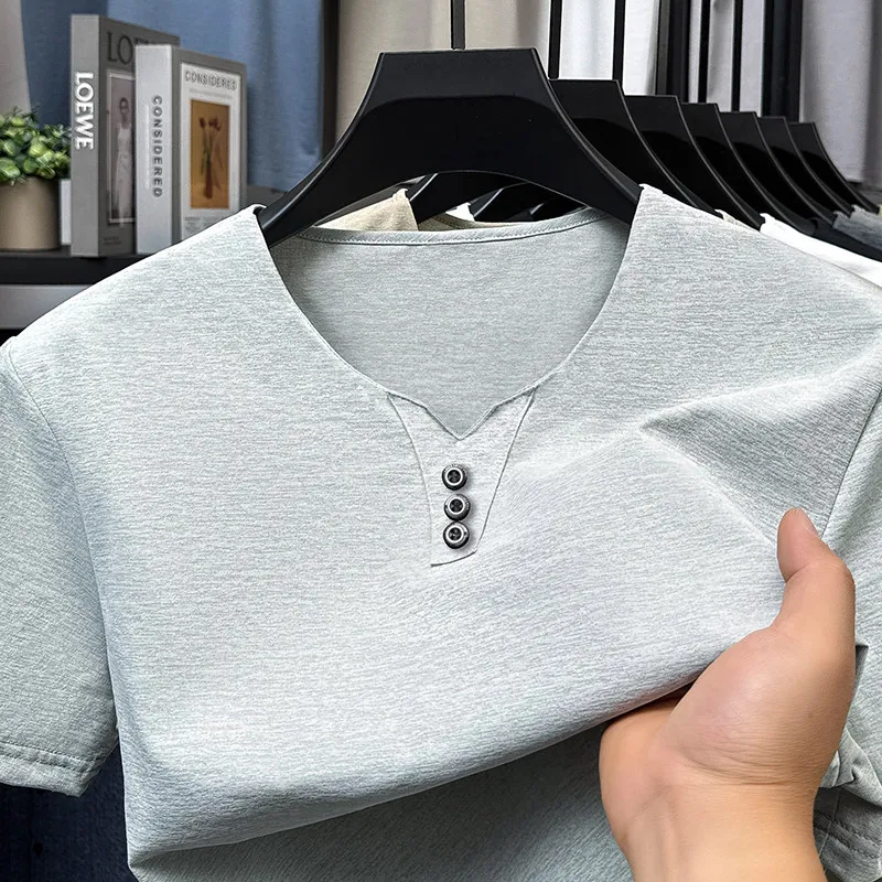 Nouveau T-shirt Homme 2026 Décontracté Chic Col V Trois Boutons Manches Courtes Style Coréen Été Confortable Polyvalent