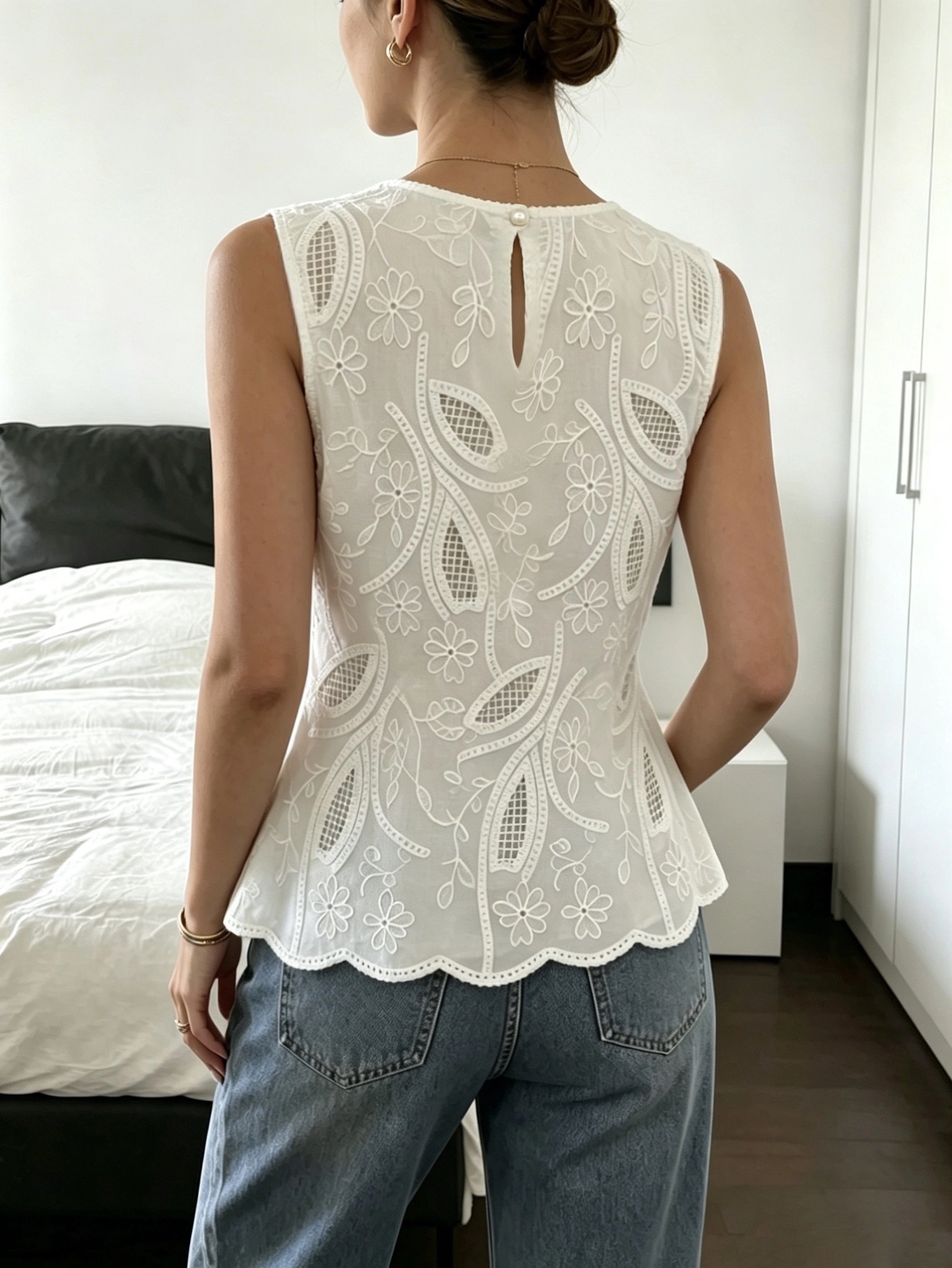 Chemisier élégant pour femme, nouvelle collection printemps-été, blanc, brodé de fleurs, col rond, sans manches, coupe ample, ourlet en dentelle