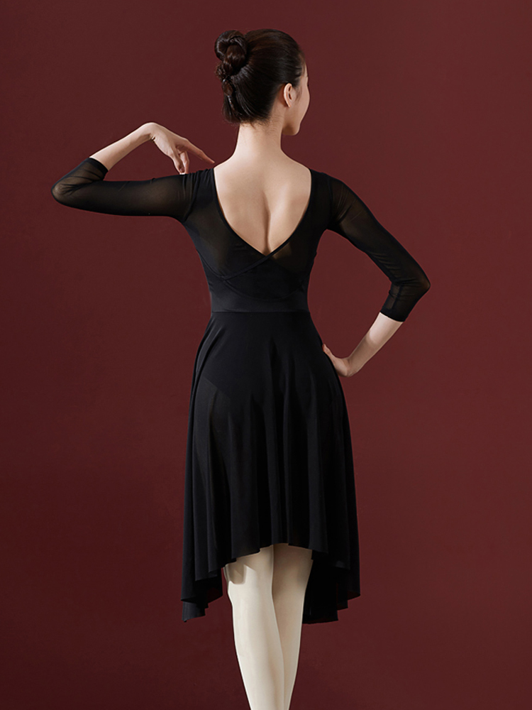 La robe une pièce de ballet chinois est éthérée et gracieuse, présentant une danse d'une pratique pour adultes dans une robe en gaze