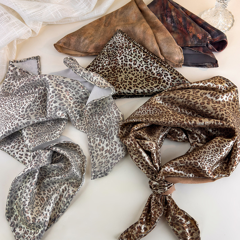 Foulard triangulaire imprimé léopard, style rétro américain, pour femme, en soie, accessoires de mode pour cheveux, couvre-chef, bandeaux, 1 pièce
