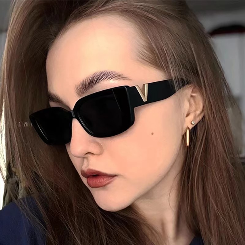 Lunettes de soleil rectangulaires rétro pour femmes, verres de soleil Vintage à petite monture, classiques, carrées noires