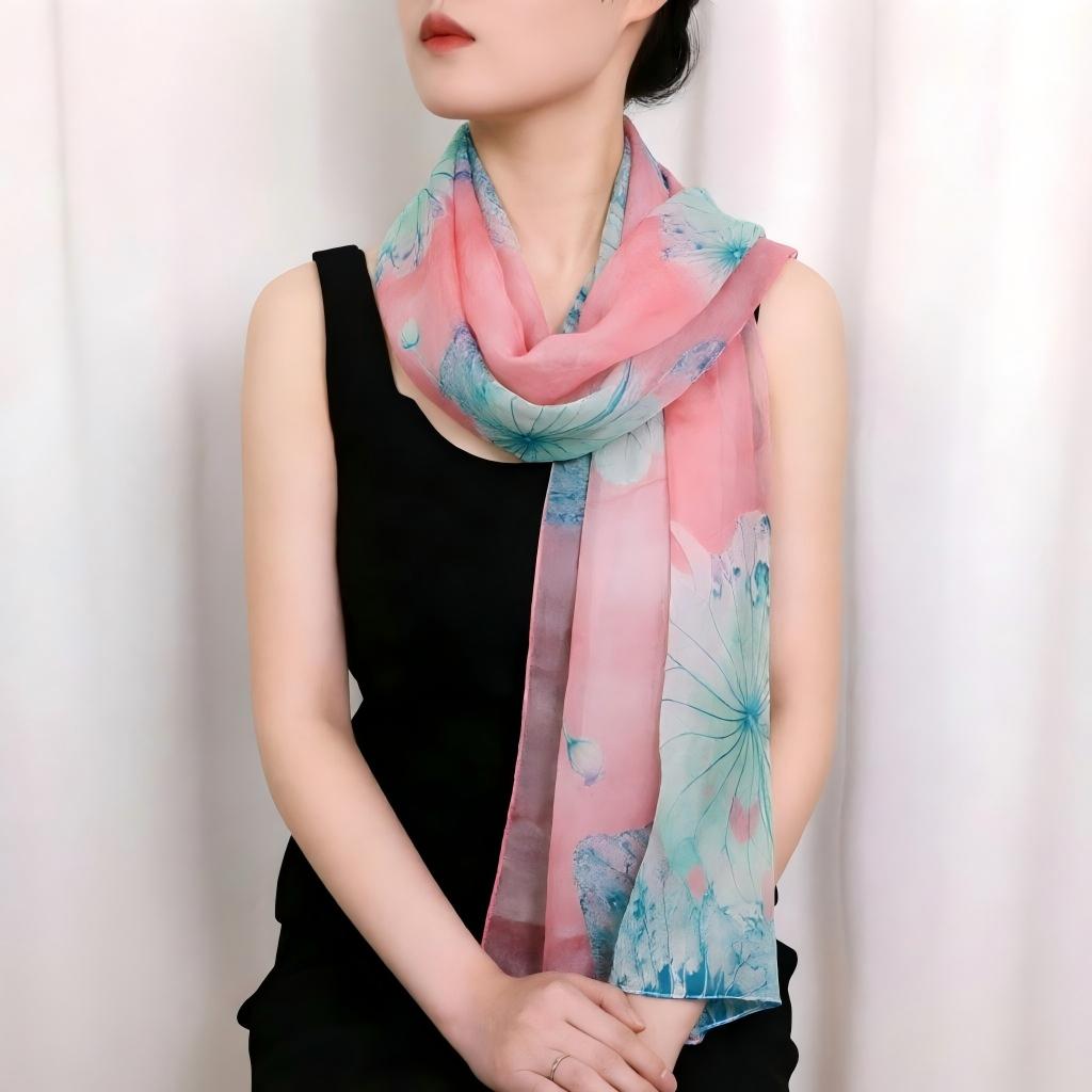 Écharpe Fleur de Lotus Prête à Offrir 160x50cm - Châle en Chiffon Délicat pour Elle, Imprimé Aquarelle Élégant, Parfait pour la Fête des Mères
