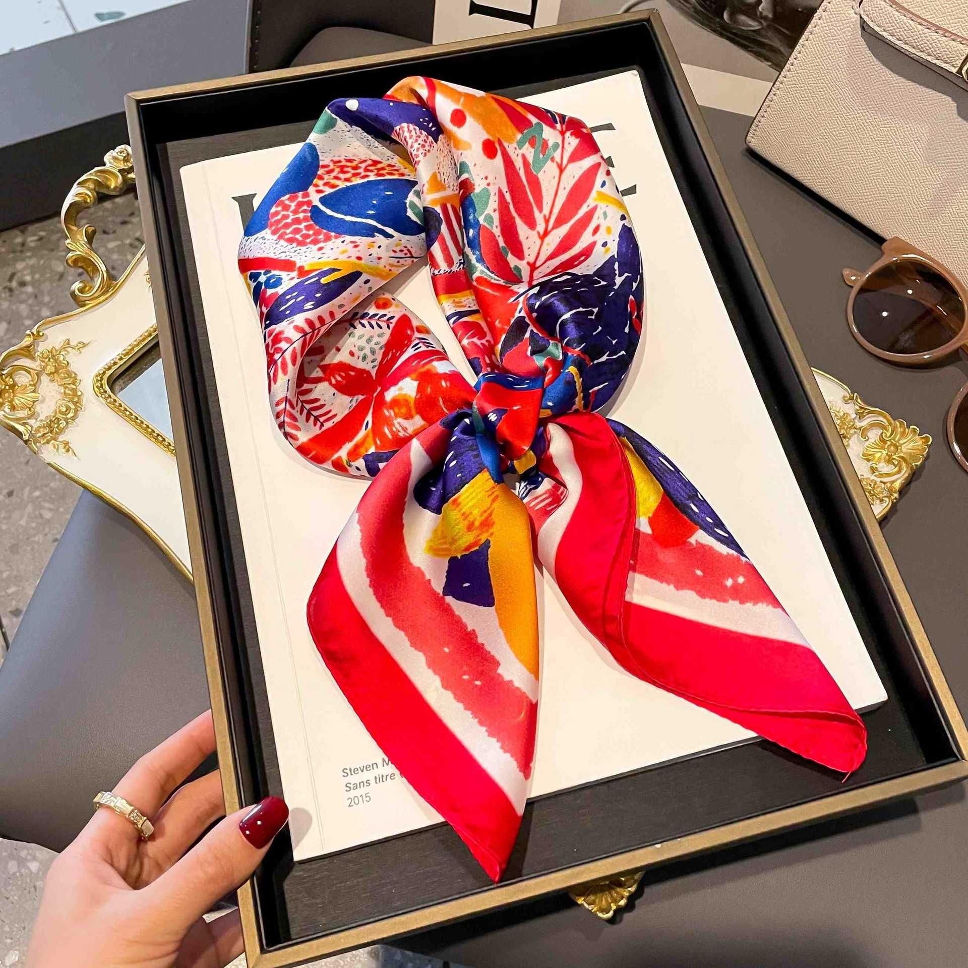 Nouveau foulard carré de 70 cm en imitation soie, imprimé cheval, protection solaire, polyvalent, décoratif, pour femme