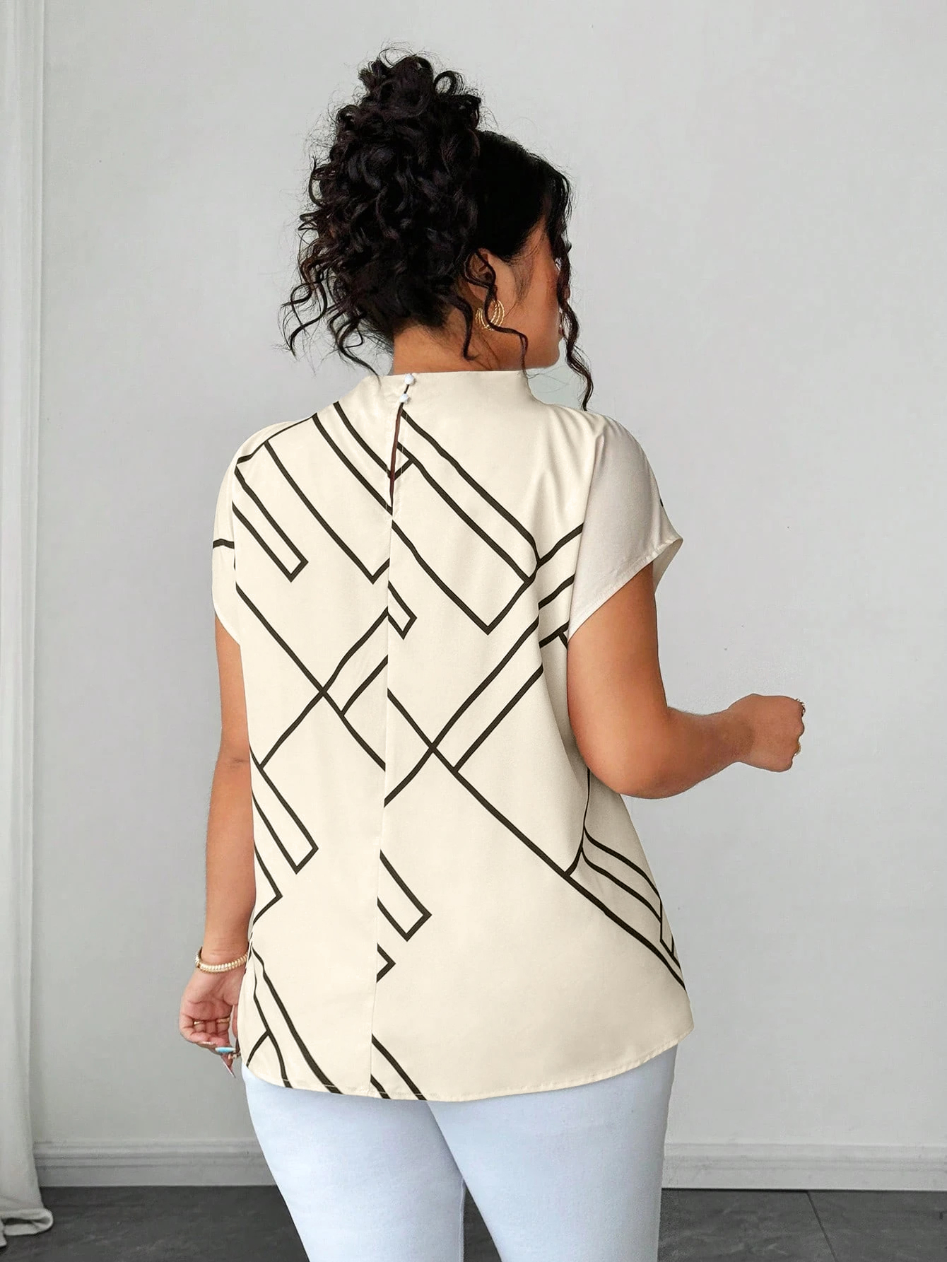 Chemisier grande taille pour femmes, col montant, imprimé géométrique, coupe ample, élégant, effet satiné, idéal pour le travail, les affaires et les occasions quotidiennes.