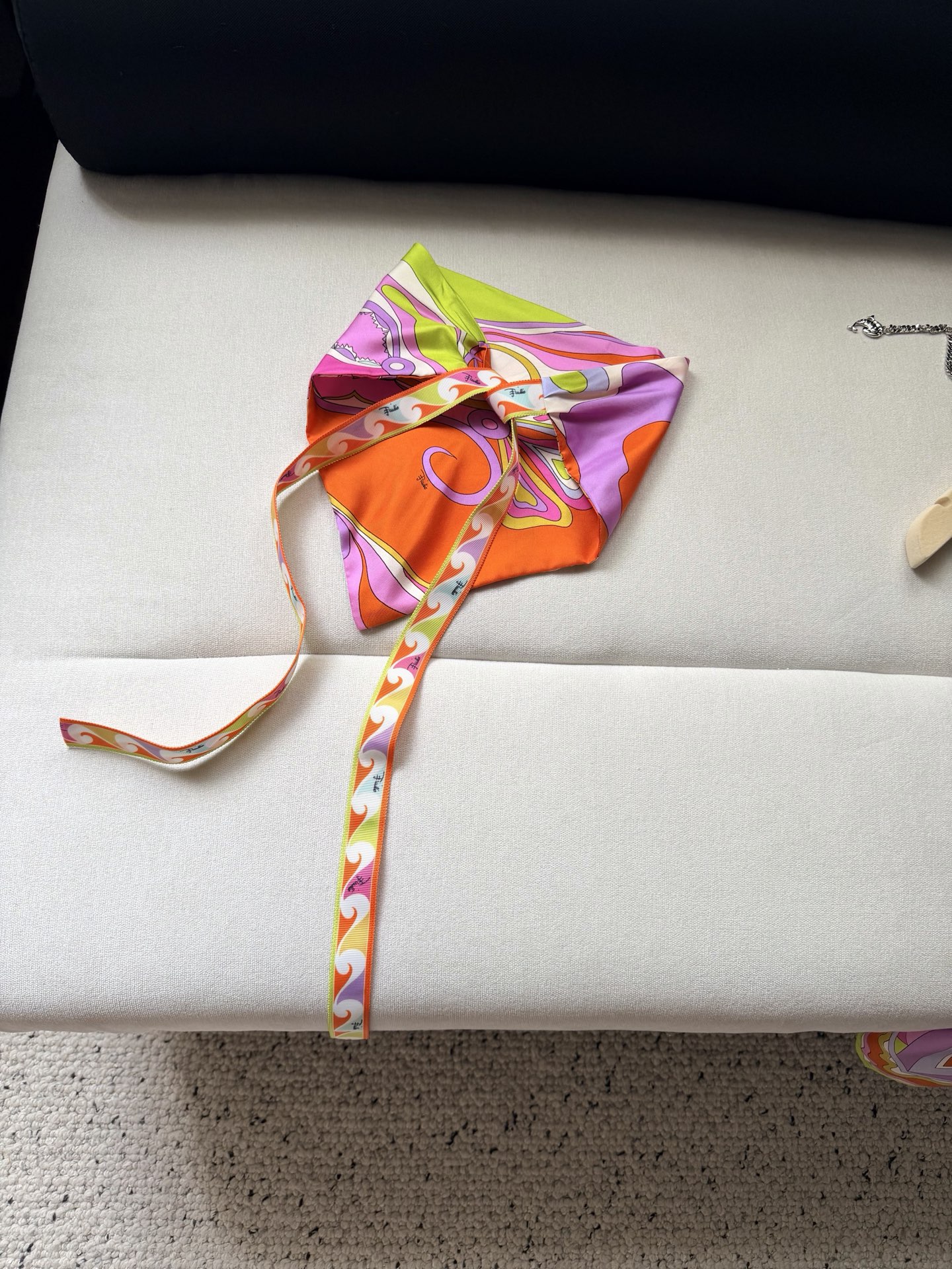 Foulard triangulaire élégant pour femme à imprimé patchwork : Unique et polyvalent