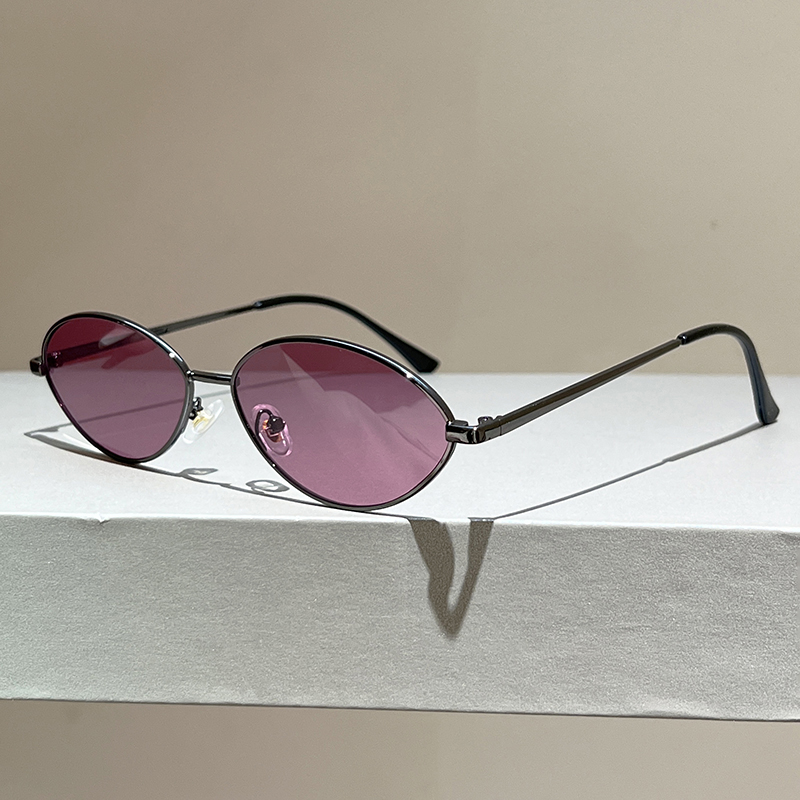 Lunettes de soleil ovales vintage 2026, nouvelles lunettes de soleil tendance à monture métallique, couleur unie, décontractées pour l'extérieur, lunettes de soleil rétro tendance pour femmes, UV400