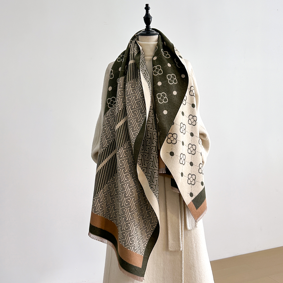 Châle d'hiver en cachemire de marque de luxe pour femmes, motif Allover Vintage imprimé avec des glands, enveloppe Pashmina et Bandana, 2025