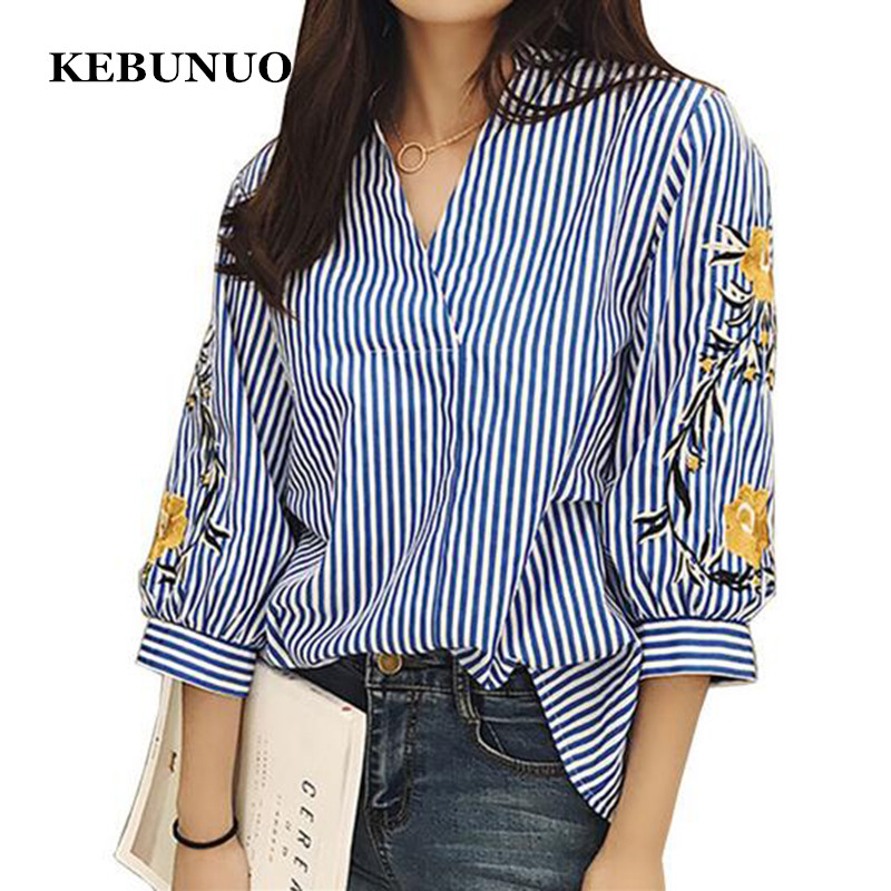 Blouses et chemises blanches décontractées à rayures et broderies florales pour femmes, hauts amples à manches trois quarts, col en V tendance