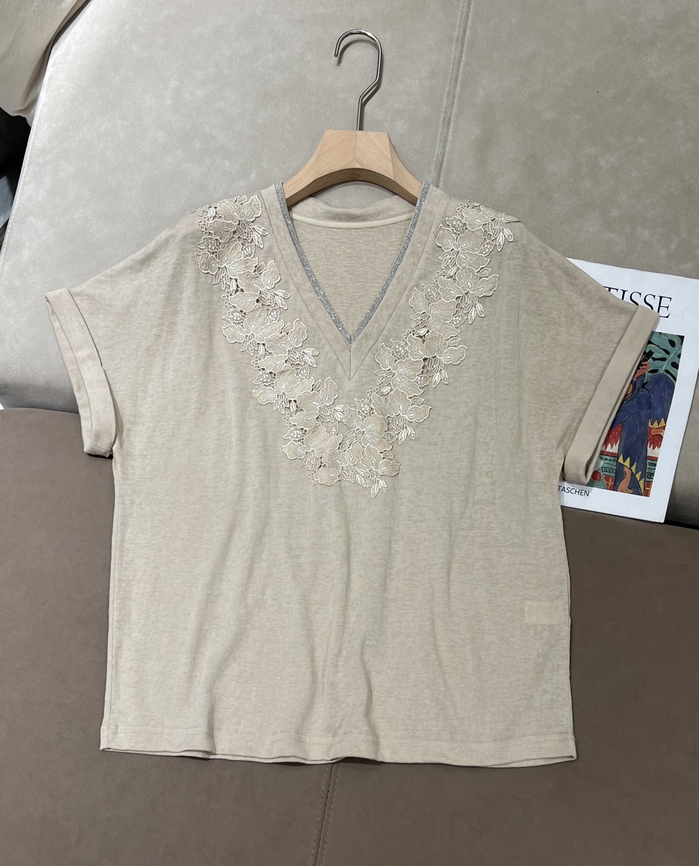 Nouveauté été 2026 : T-shirt en soie et coton brodé pour femme