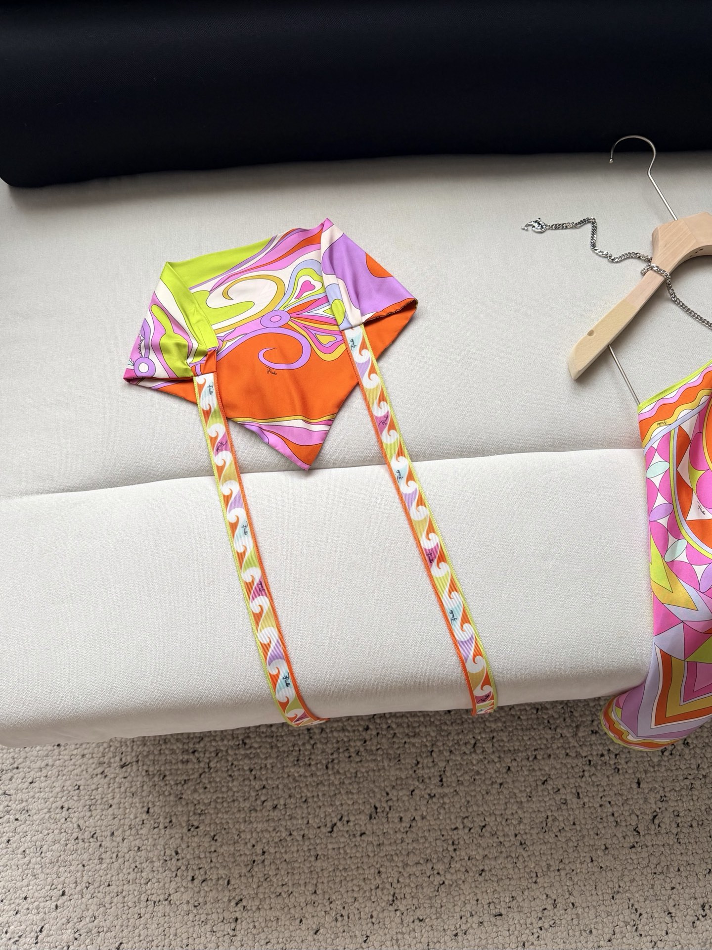 Foulard triangulaire élégant pour femme à imprimé patchwork : Unique et polyvalent