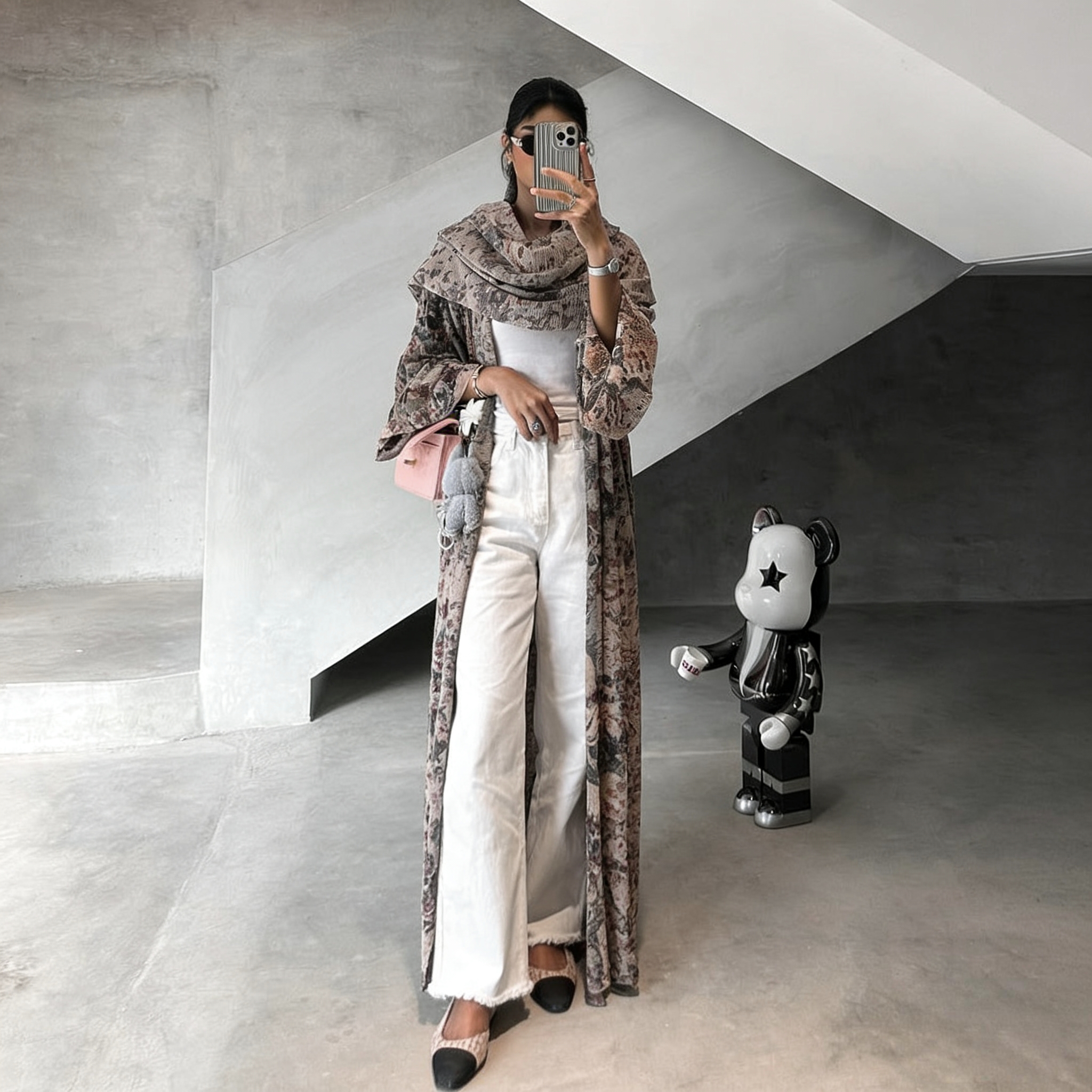 Abaya élégante de style arabe traditionnel avec manches longues amples et imprimé floral, livrée avec un foulard.