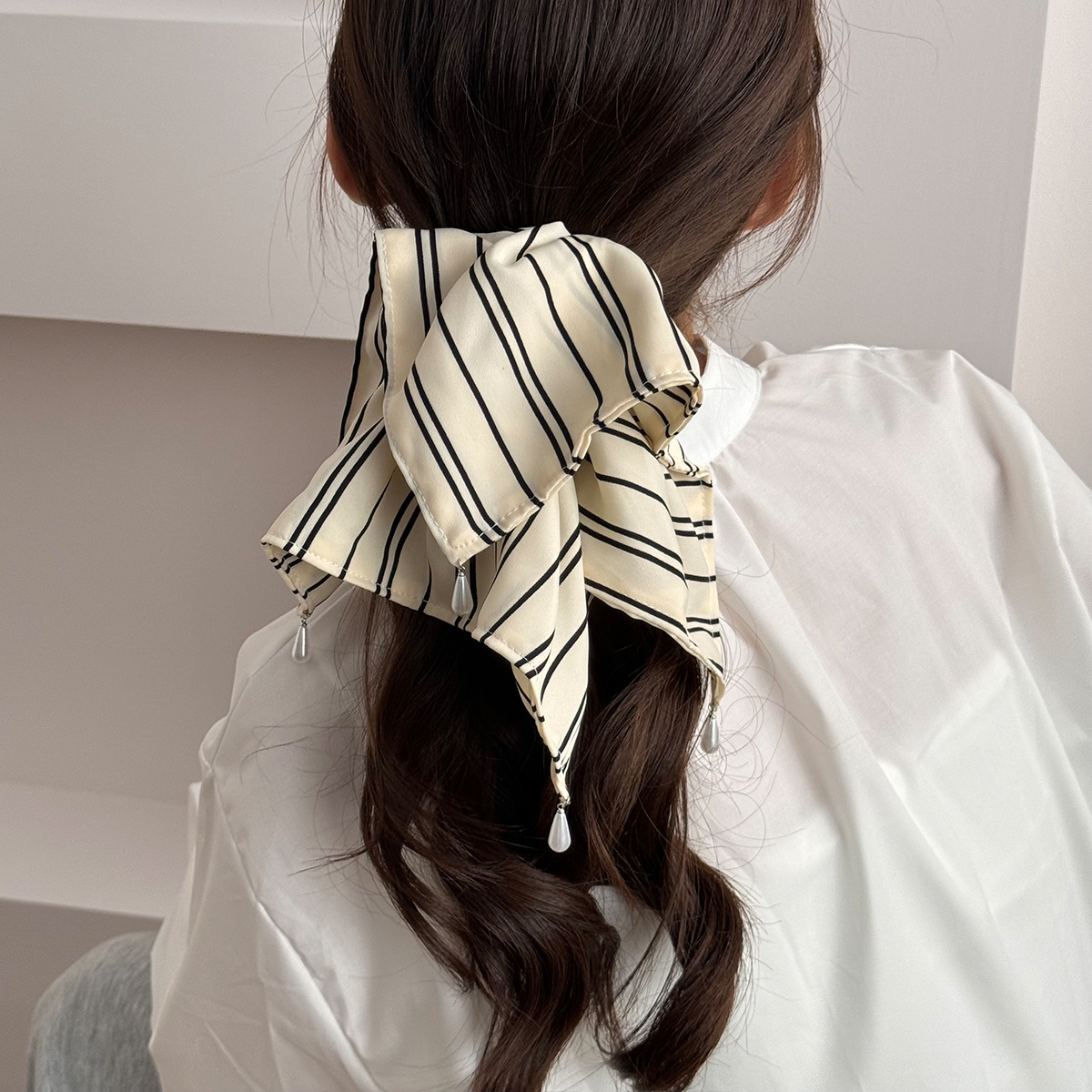 Petite pince à cheveux exquise avec un grand bandeau écharpe, foulard en soie rayé coréen, pince requin, pince à cheveux à moitié au dos, 1 pièce