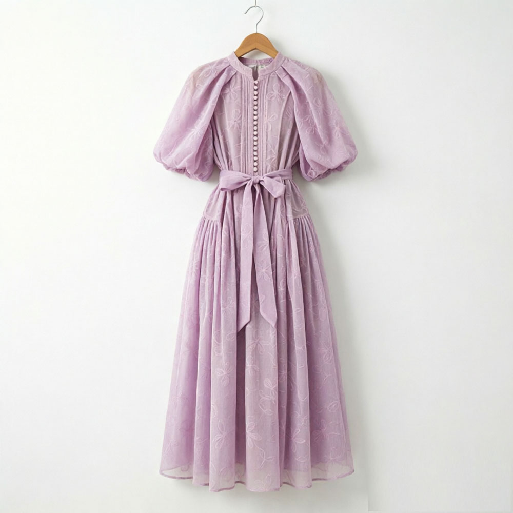 Robe longue bohème vintage brodée florale pour femme, col montant, manches bouffantes, taille haute à lacets, coupe ample et décontractée, élégante