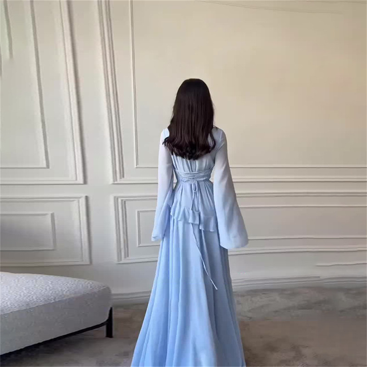 Robe longue en mousseline bleu ciel personnalisée à manches évasées pour femme, avec taille à volants, longueur ras du sol, idéale pour invitées de mariage, soirées formelles et fêtes