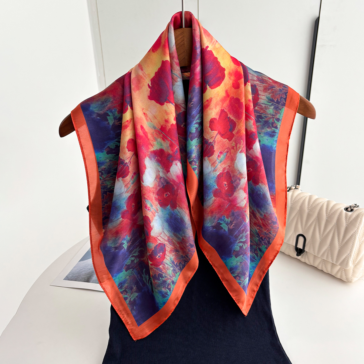 Foulard carré élégant pour femme en imitation soie à motif floral, bandana, écharpe, bandeau et cache-cou