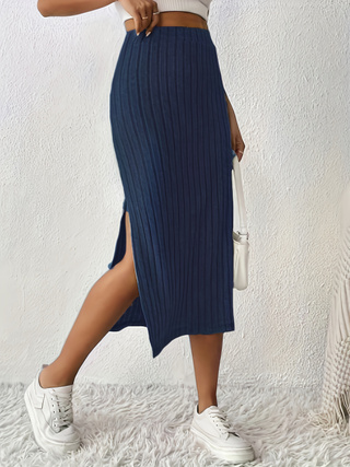 Une jupe fendue décontractée bleu marine pour femme est élégante, tendance, inégalée, simple, unique et raffinée