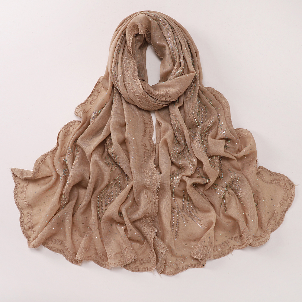 Hijab de luxe doré à broderie ethnique, orné de strass et de dentelle, foulard doux et texturé pour femmes musulmanes.