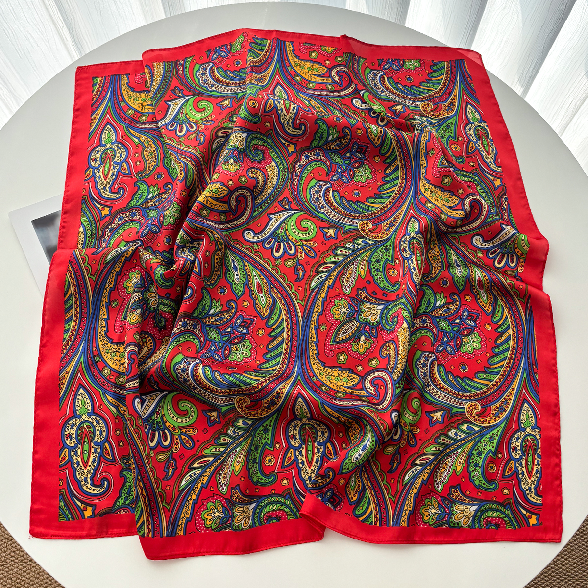 Foulard carré de luxe en soie douce pour femmes, imprimé noix de cajou, châle, chaînes élégantes, Bandanas Hijab pour voyage à la plage