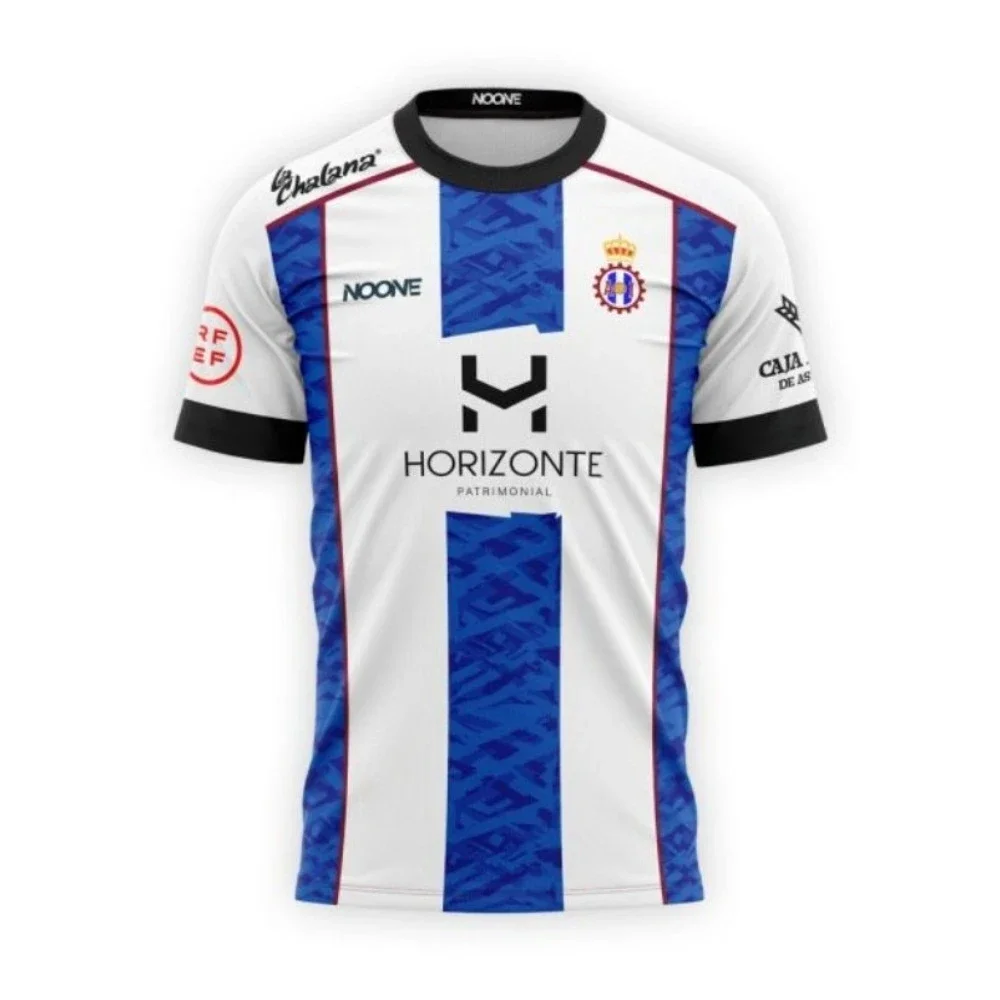 Maillot de football - Blanc avec rayures bleues et motif - Logo officiel du sponsor et emblèmes supplémentaires sur les manches