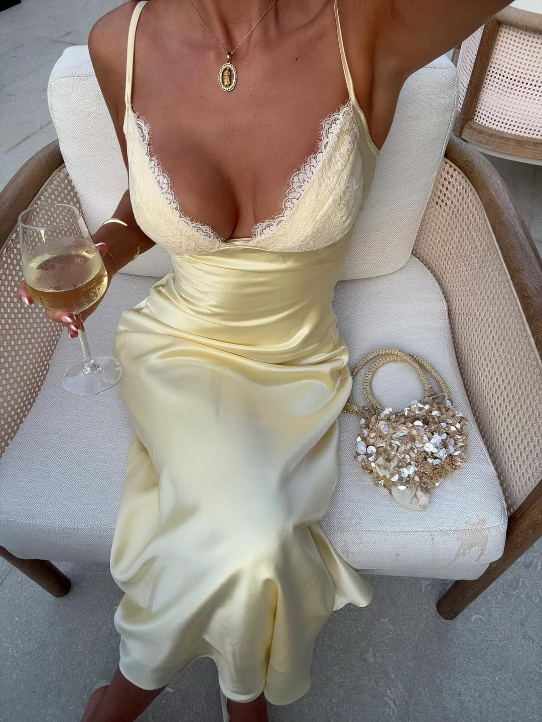 Robe longue élégante en satin uni pour femme, bretelles spaghetti, coupe trapèze, col en V, taille cintrée, collection été 2026, robe de soirée formelle pour femme