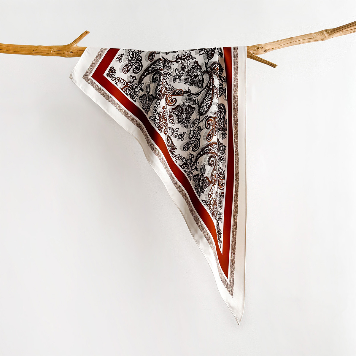 Foulard triangulaire de créateur pour femme, en satin effet soie, imprimé, utilisable comme foulard de tête, foulard de cou, bandana pour cheveux, châle ou écharpe.