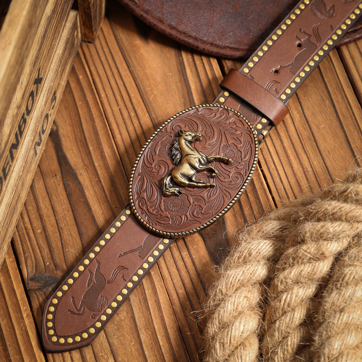 Une ceinture décontractée, individuelle et rétro, un accessoire vestimentaire de style western, boucle en métal, ceinture en PU, adaptée aux hommes et aux femmes
