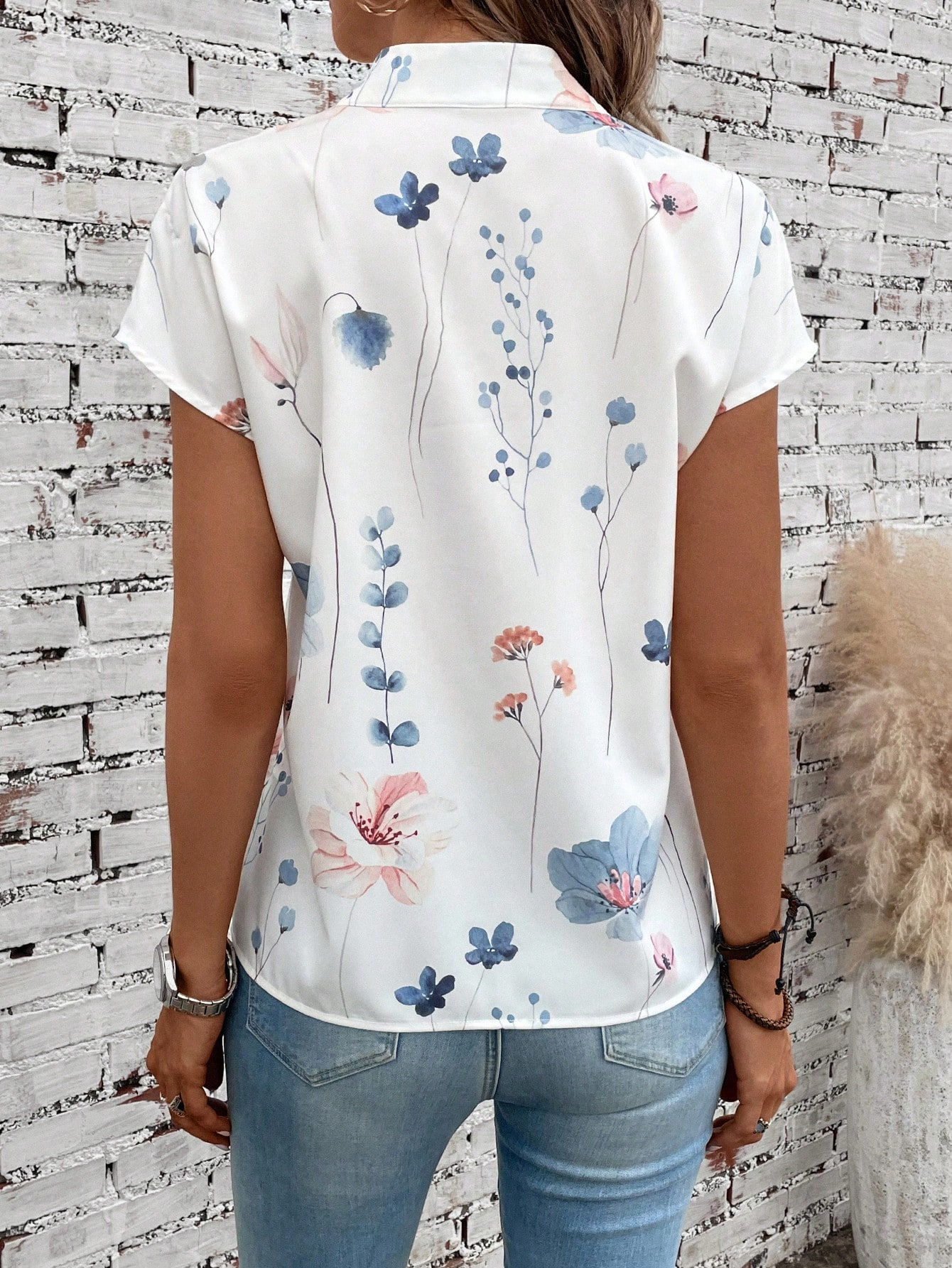 Vêtements pour femmes avec des imprimés floraux, frais et élégants. Col semi-haut, col en biais avec bouton. Un t-shirt élégant et polyvalent