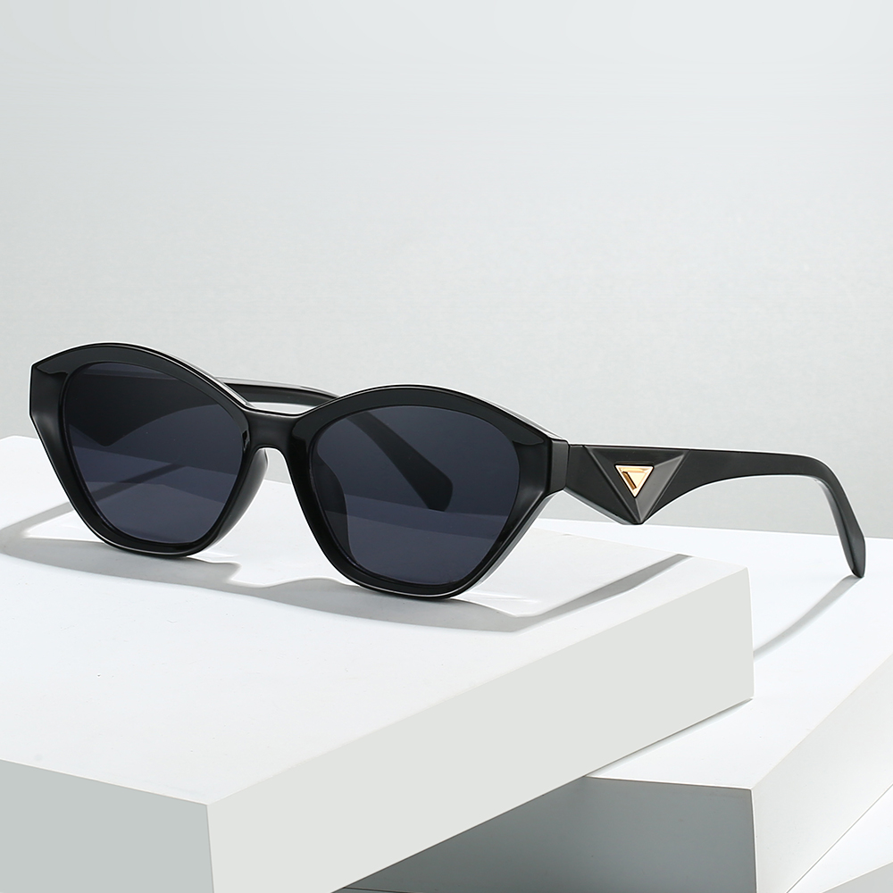 Lunettes à montures originales avec un contour distinctif. La forme géométrique unique, élégante et polyvalente, parfaite pour les sorties quotidiennes