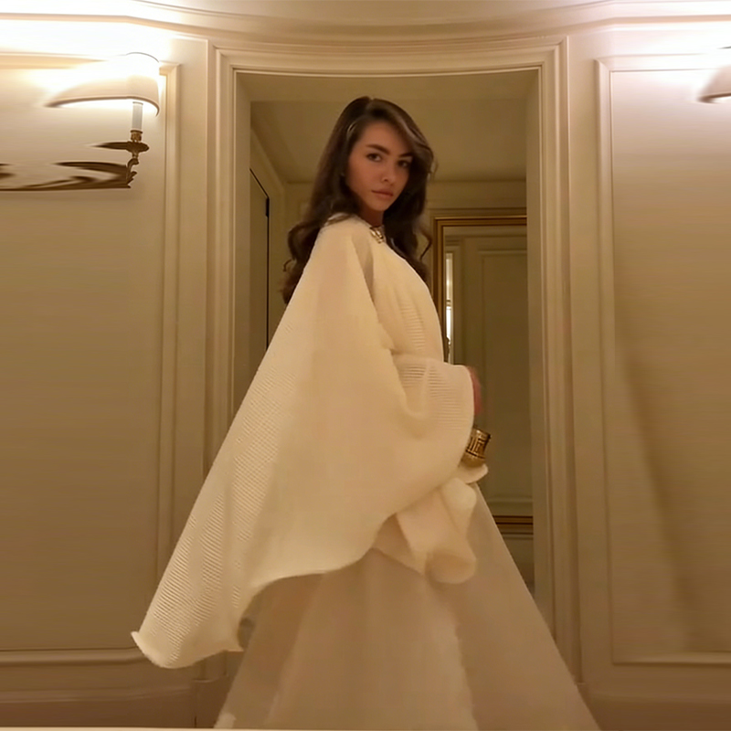 Élégante Abaya plissée crème 2 pièces avec cape, ensemble tendance et modeste, robe longue confortable en satin, tenue de bureau musulmane 2026, nouvelle collection