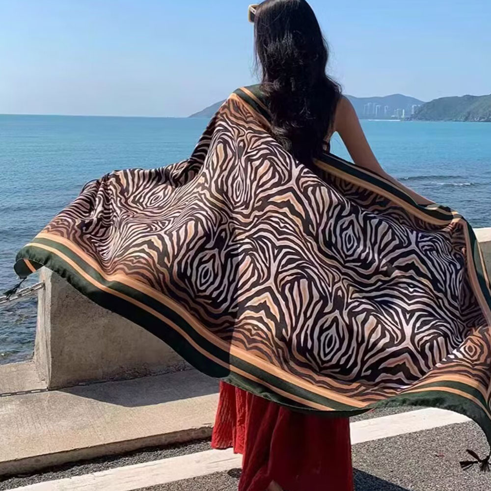 Écharpe en soie à imprimé léopard et motif floral ethnique pour femmes, protection solaire estivale, 180 cm, à associer avec un châle ou une cape de plage.