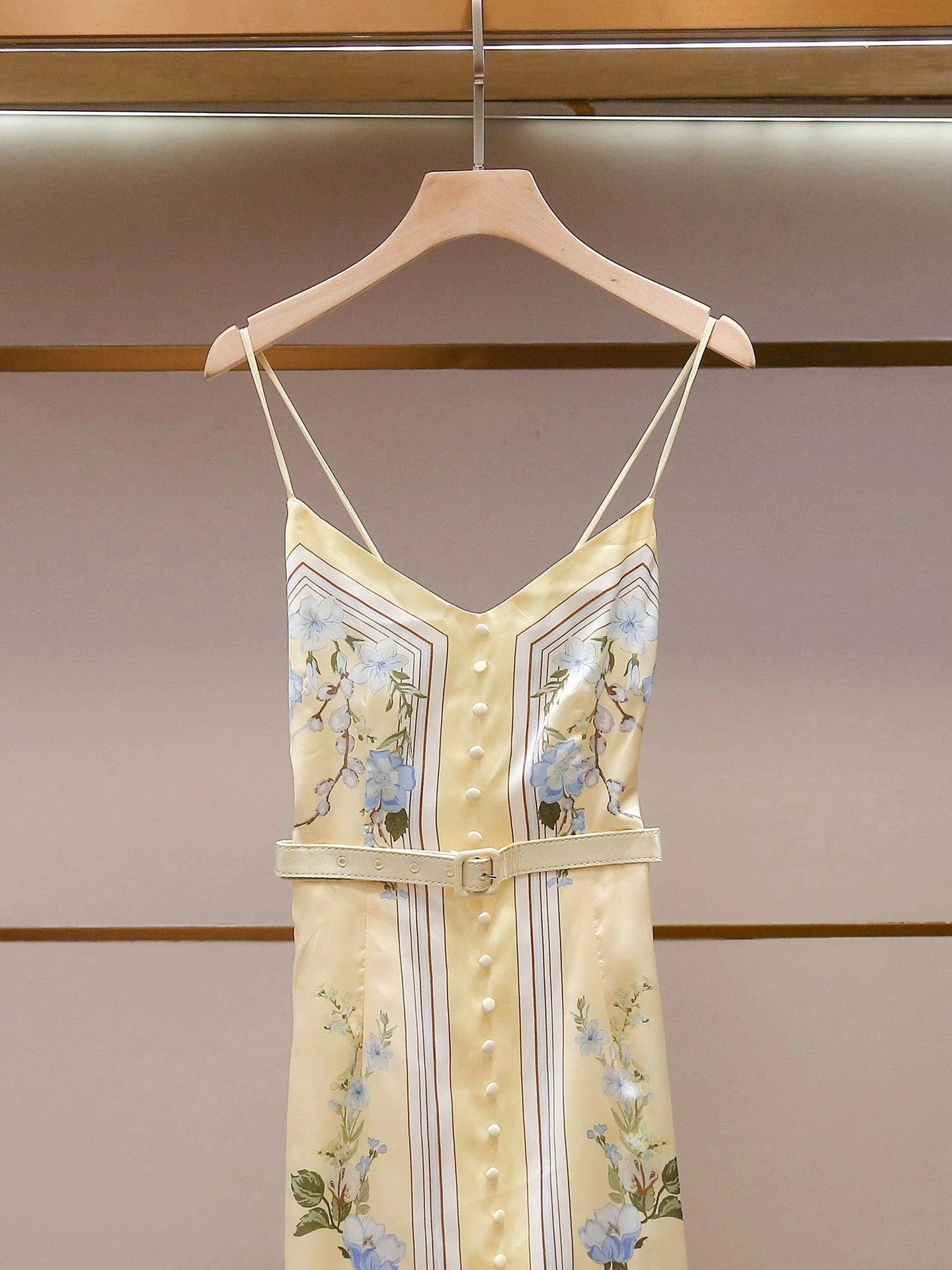 Robe longue d'été pour femme, nouvelle collection, imprimé floral, boutons sur le devant, avec ceinture, coupe ajustée, sans manches, style camisole