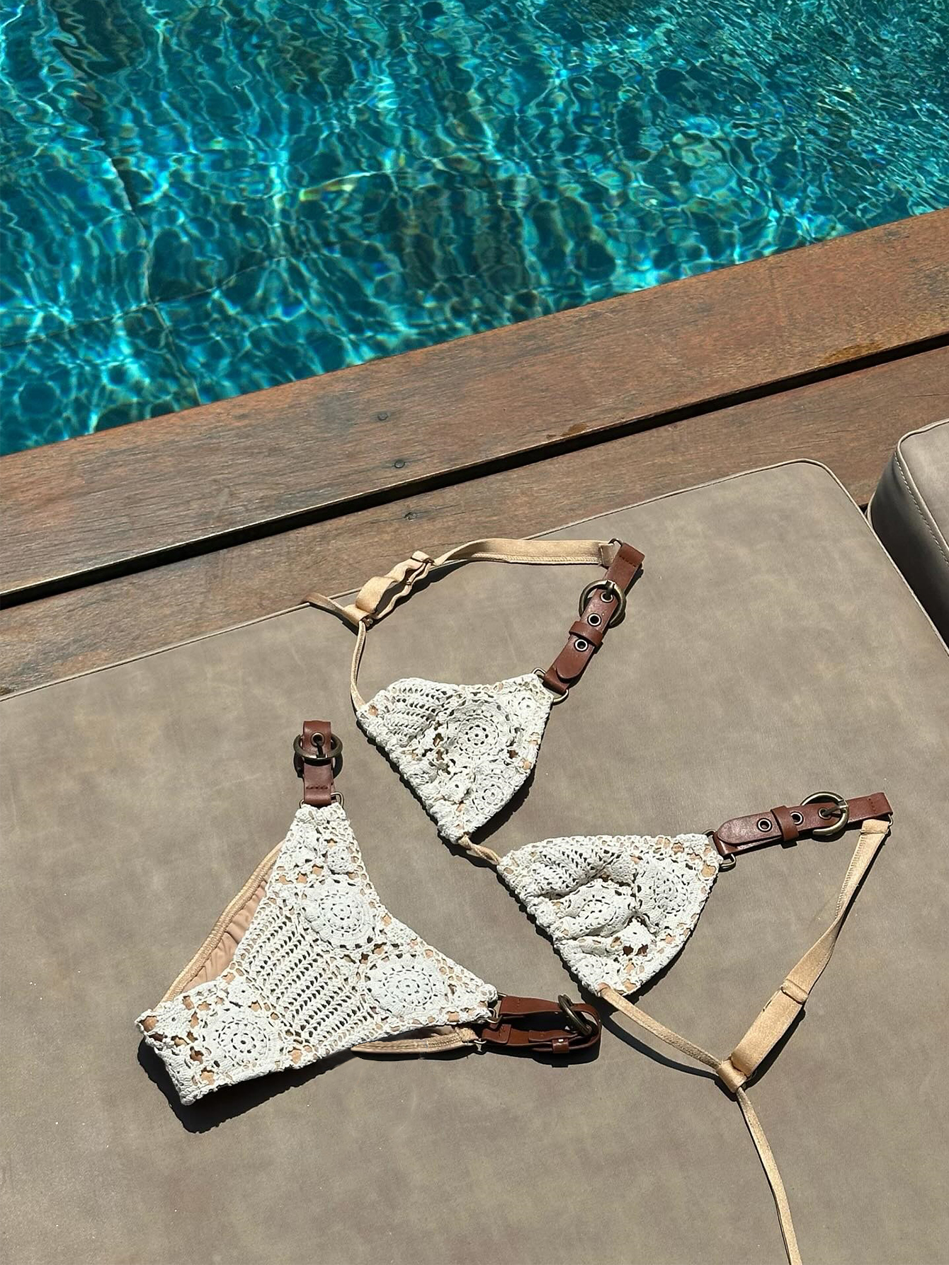Ensemble bikini crochet bohème 2026 en tricot crème avec bretelles en cuir et boucles métalliques – Idéal pour la plage, les fêtes au bord de la piscine et les escapades estivales