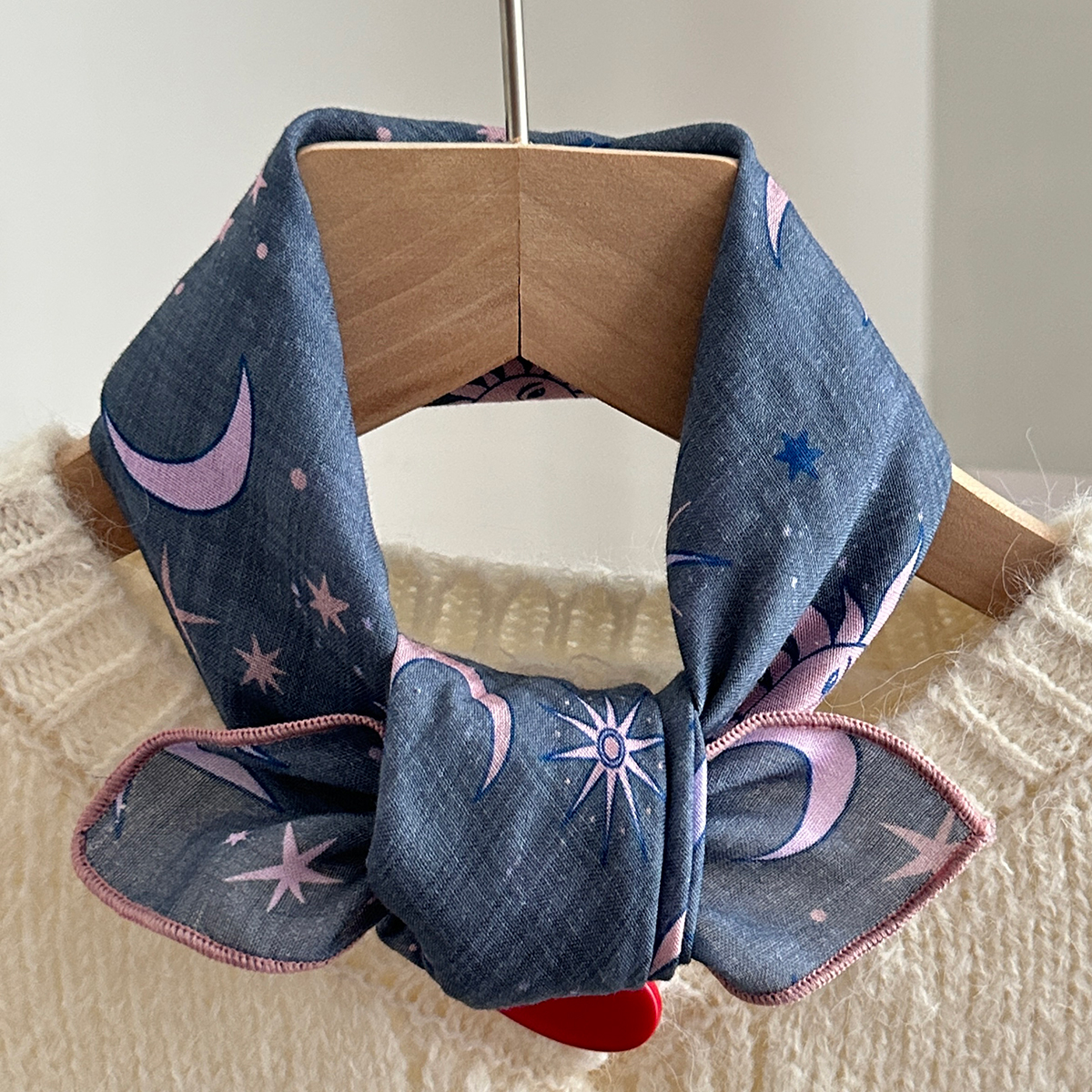 1 morceau de foulard carré imprimé soleil étoile et lune de style bohème pour femme avec tissu élastique respirant et léger, adapté aux habillés de plage et de loisirs, accessoires de mode multifonctionnels, écharpe de couleur tachée