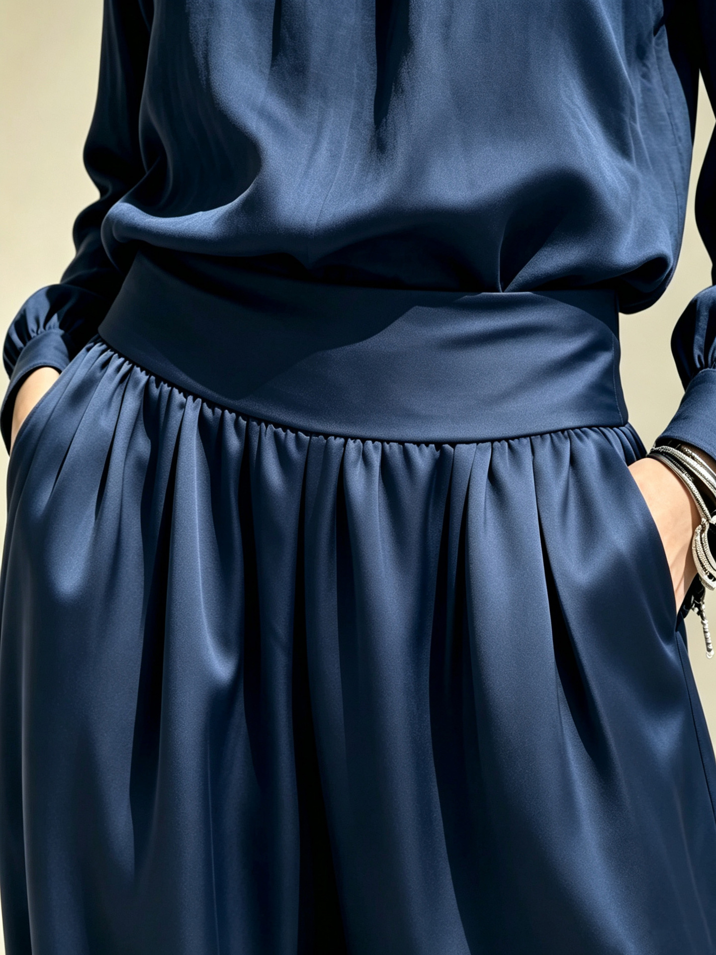 Nouvelle collection automne 2026 européenne et américaine : Ensemble décontracté et haut de gamme à col montant, comprenant un chemisier ample et un pantalon à jambes larges pour femmes.
