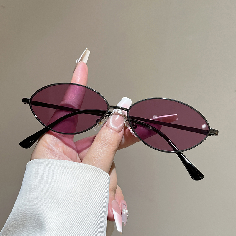 Lunettes de soleil ovales vintage 2026, nouvelles lunettes de soleil tendance à monture métallique, couleur unie, décontractées pour l'extérieur, lunettes de soleil rétro tendance pour femmes, UV400