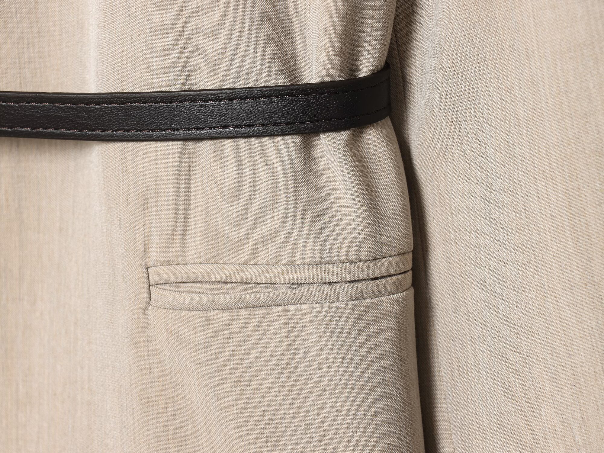 Nouvelle collection printemps de vêtements pour femmes, style décontracté, esthétique chaleureuse et intelligente, avec ceinture et veste de costume.