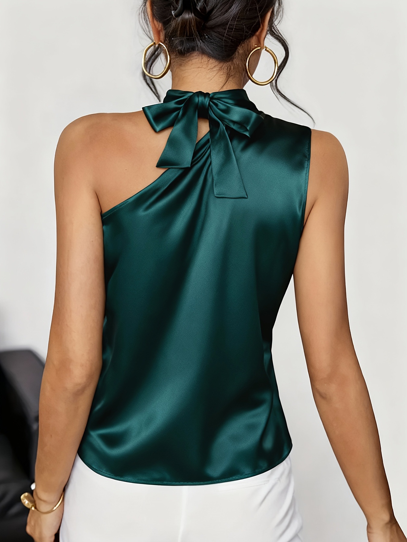 Hauts en satin d'été 2026 pour femmes, chemisiers et blouses élégants à col roulé, avec nœud et laçage, design sexy asymétrique à une épaule, débardeur sans manches