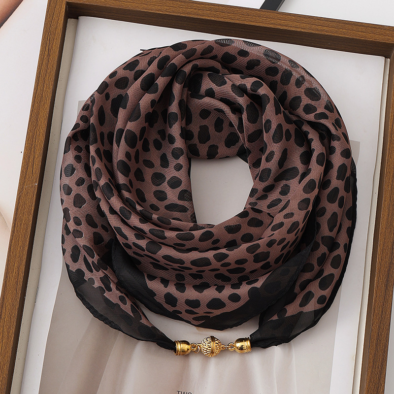 Écharpe à boucle magnétique à imprimé léopard pour femmes, écharpe carrée polyvalente en soie fine, écharpe à décoration angulaire, facile à porter, 63 cm