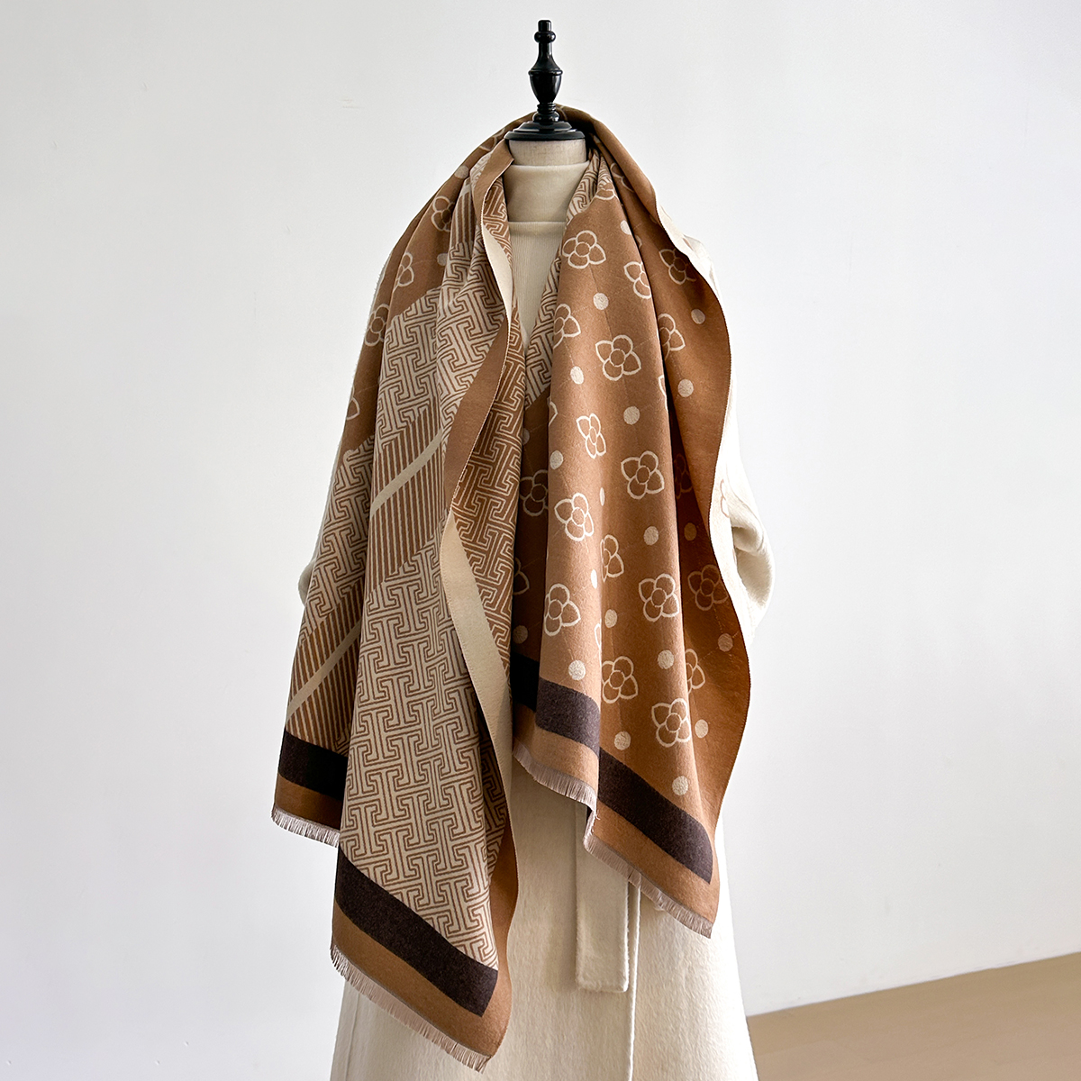 Châle d'hiver en cachemire de marque de luxe pour femmes, motif Allover Vintage imprimé avec des glands, enveloppe Pashmina et Bandana, 2025