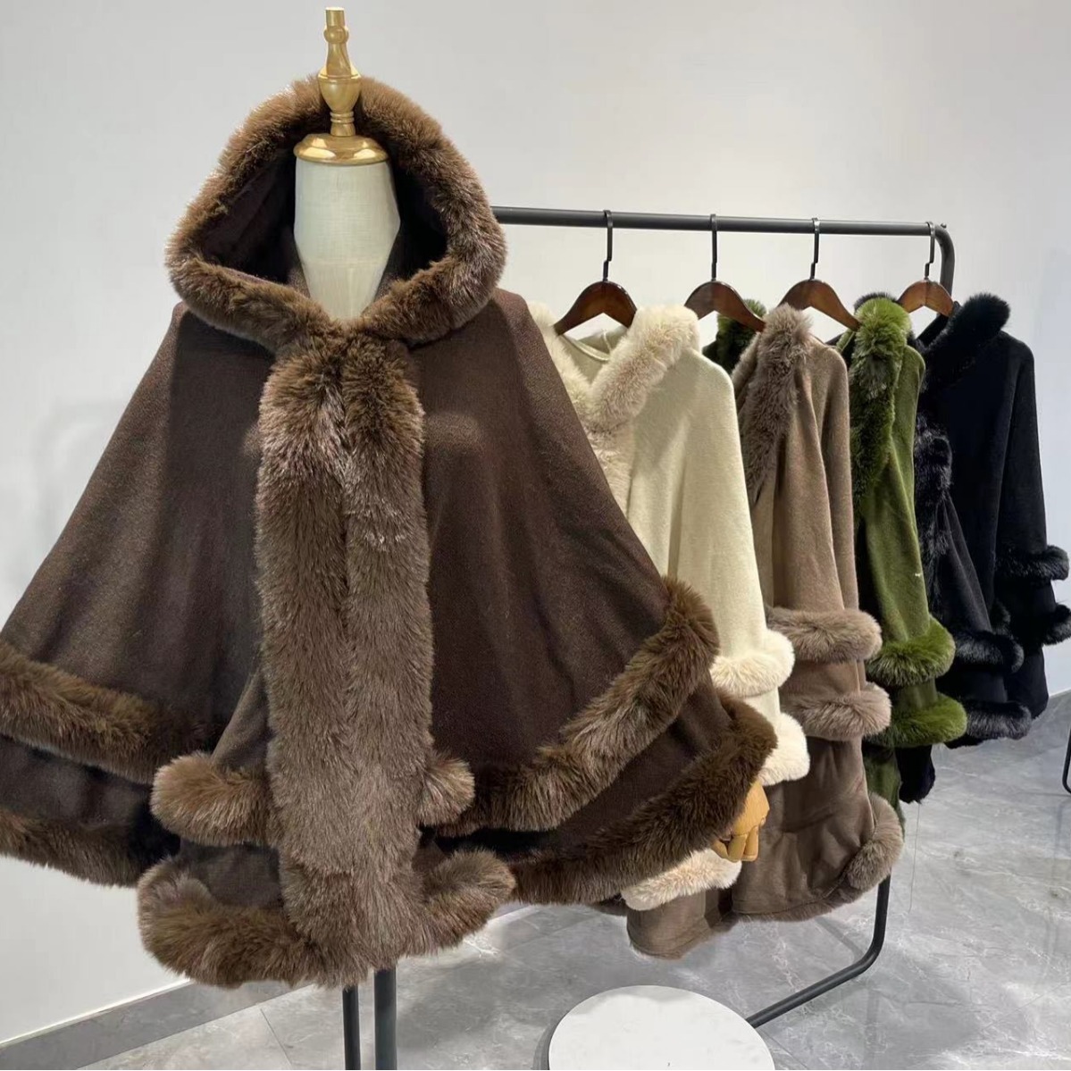 Cape châle extérieure en fausse fourrure de lapin à deux cercles, Poncho Long surdimensionné chaud d'hiver pour femme, pardessus ample avec chapeau