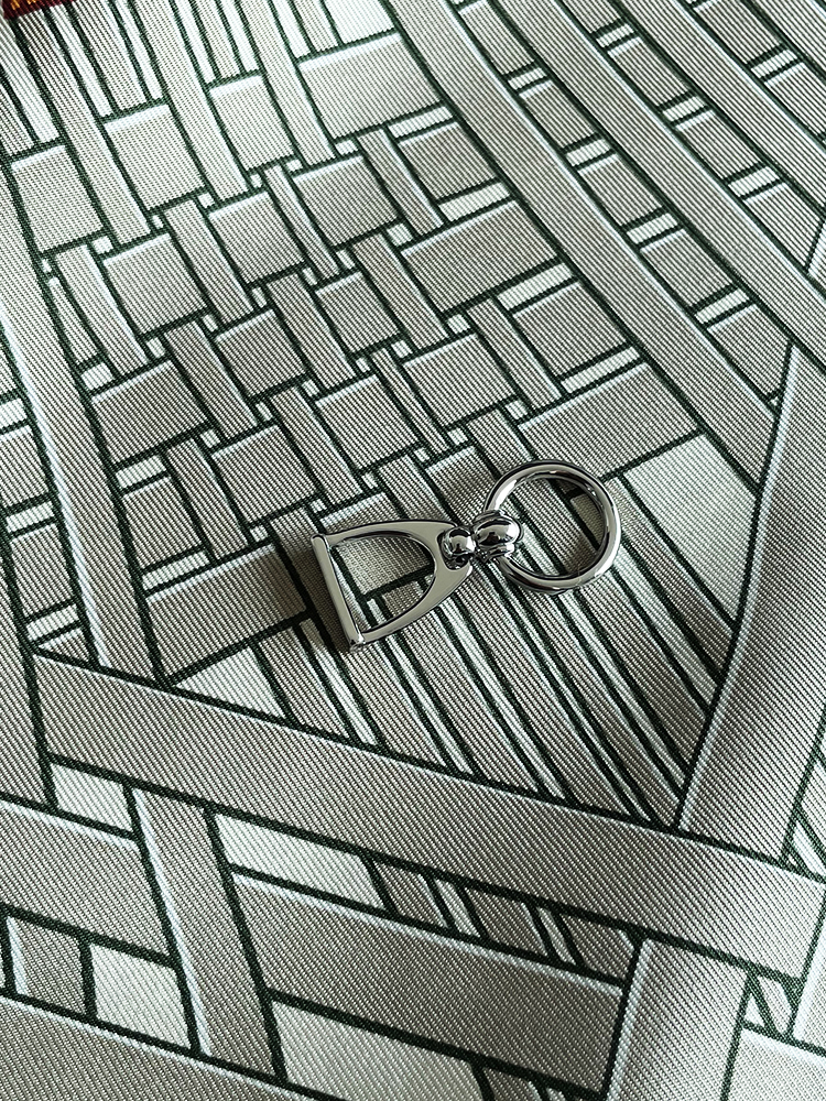 Porte-écharpe en forme de selle pour femmes, anneaux d'écharpes de luxe de styliste, châles, Bandanas, accessoires à boutons