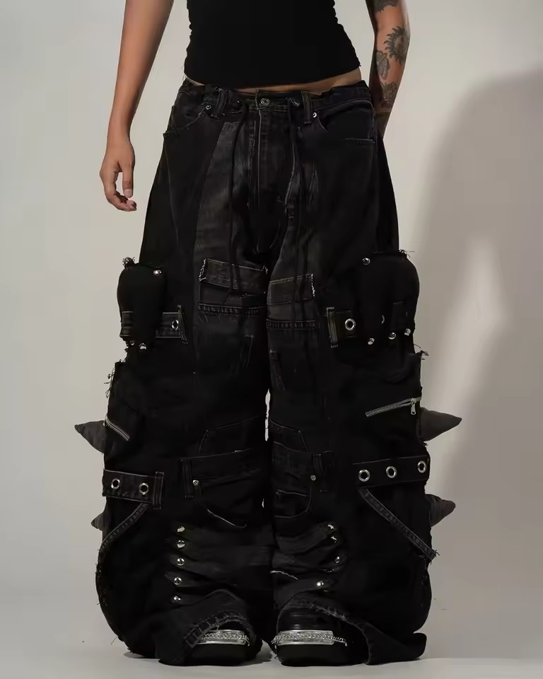 Pantalon en jean noir déchiré unisexe Y2K avec plusieurs poches cargo, bretelles, détails zippés, style punk goth, coupe large et ample, streetwear