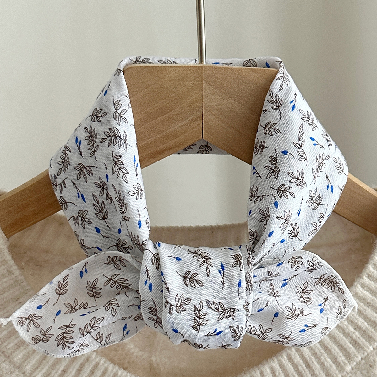 Printemps et été nouvelle petite écharpe en soie pour femmes, petite écharpe carrée bohème confortable et respectueuse de la peau, écharpe polyvalente européenne et américaine à imprimé de fleurs, bandeau écharpe 1 pièce