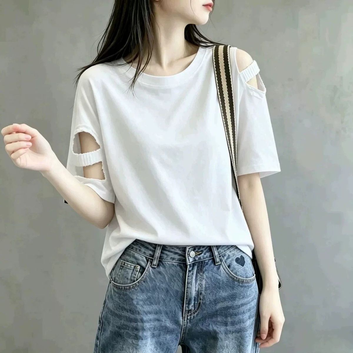 Vêtements pour femmes de grande taille, printemps et été, nouveau t-shirt à manches courtes, couleur unie, ample et fin, style décontracté, épaules dénudées