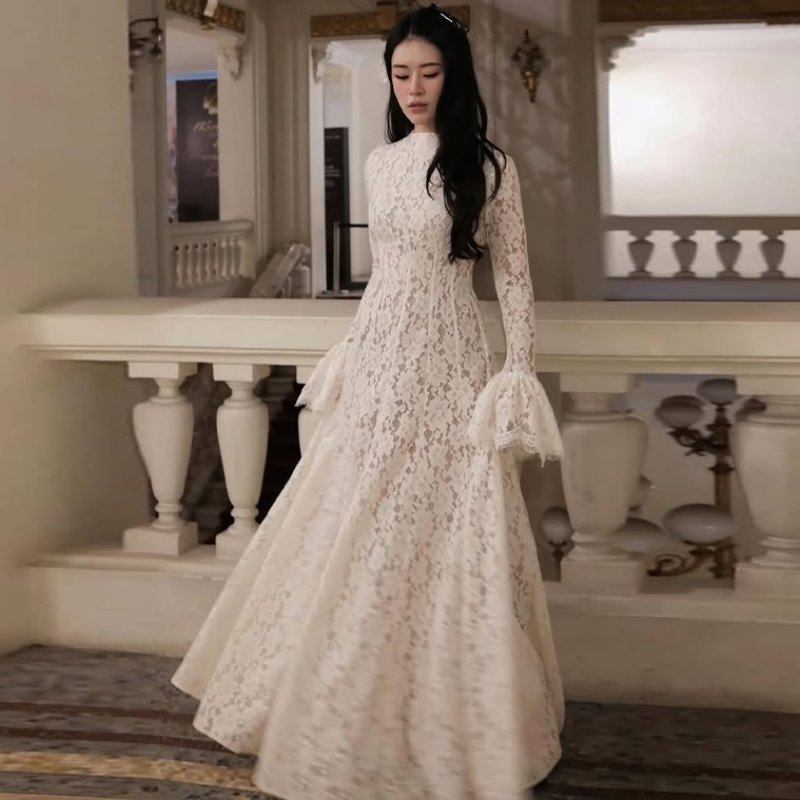Robe longue élégante en dentelle française, style vintage et tendance, pour femme, idéale pour soirée, mariage, invitées, tenue de soirée formelle ou décontractée.