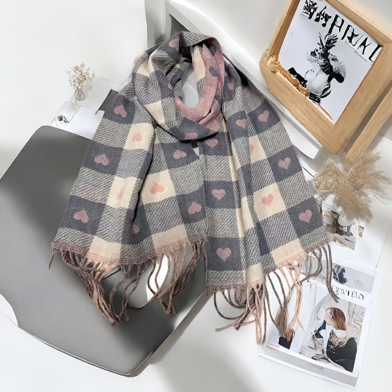 Une écharpe tendance pour femmes avec un motif en forme de cœur. L'écharpe de Noël est chaude et coupe-vent.