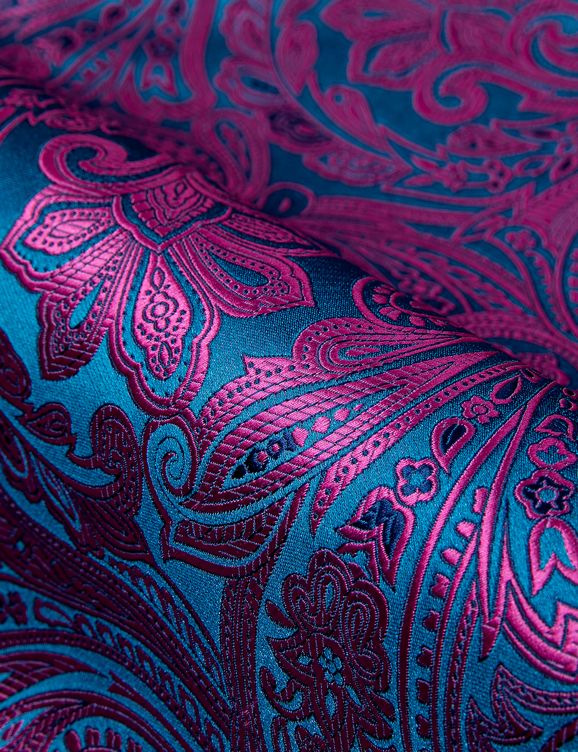 Chemise d'affaires à la mode pour hommes avec motif paisley irisé, adaptée aux rassemblements quotidiens et aux sorties de loisirs.