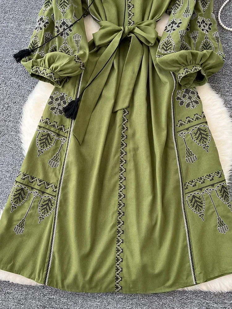 Robe longue de Style ethnique rétro bohème pour femmes, printemps-automne, brodée à lacets, manches lanternes, cintrée à la taille, A155